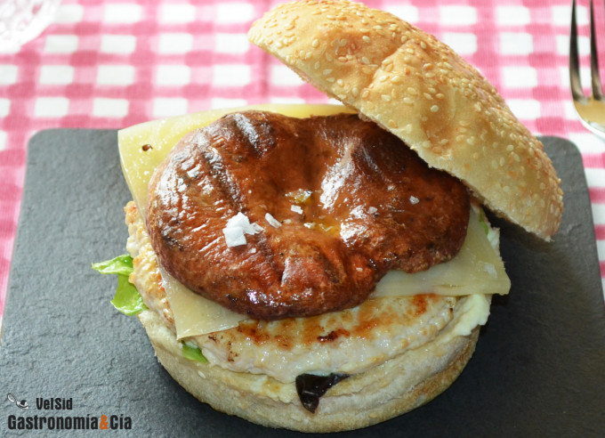 Hamburguesa de pollo con níscalos y salsa toum