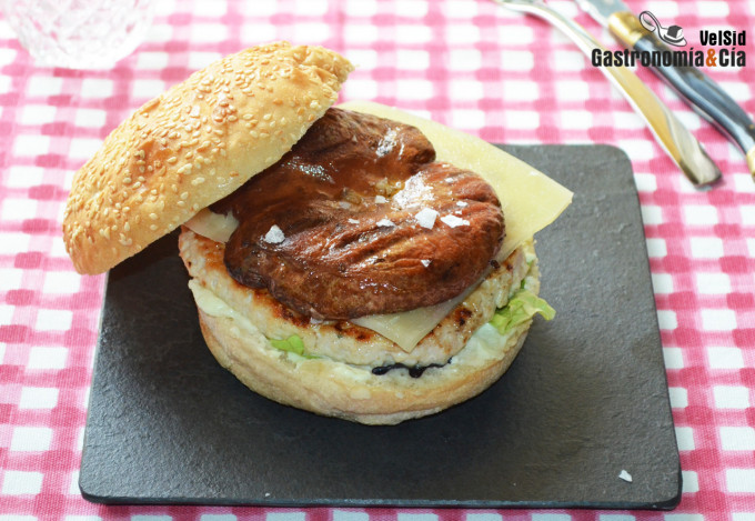 Hamburguesa de pollo con níscalos y salsa toum