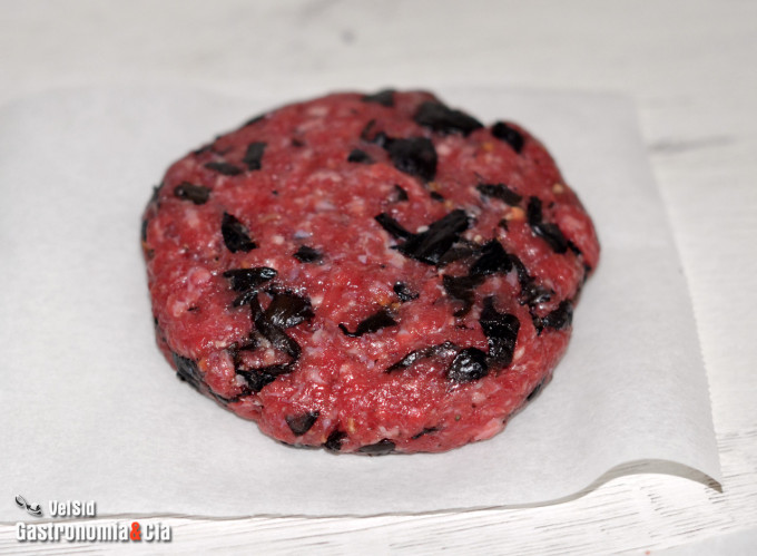 Hamburguesa de vacuno con trompetas de la muerte