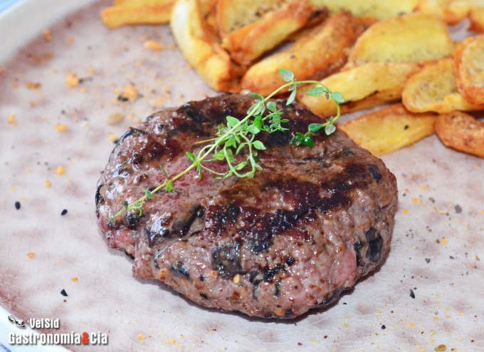 Hamburguesa de vacuno con trompetas de la muerte