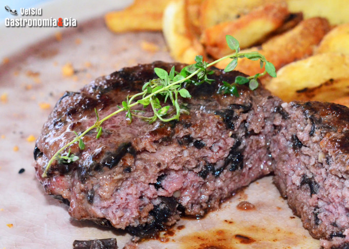 Hamburguesa de vacuno con trompetas de la muerte