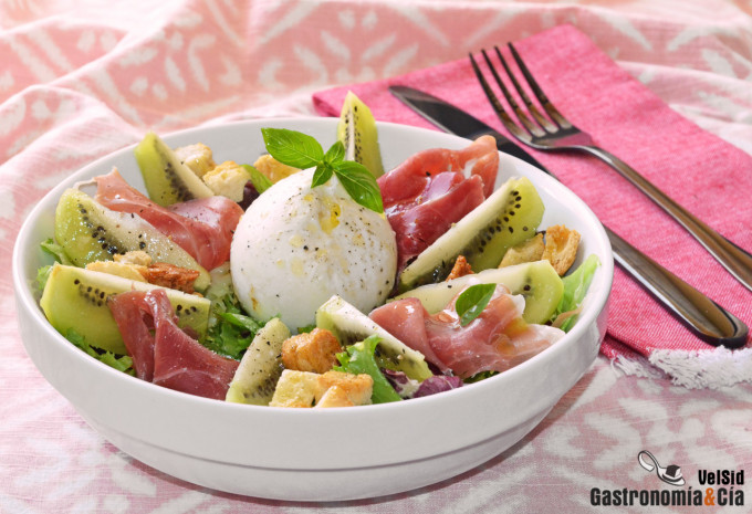 Burrata con kiwi y jamón