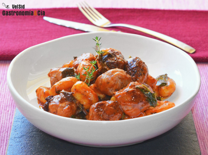 Butifarra esparracada con tomate, ñoquis y col kale