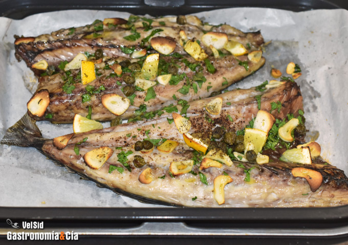 Caballa con ajo, alcaparras y limón