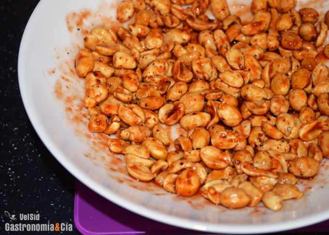 Cómo hacer cacahuetes con sriracha en el microondas