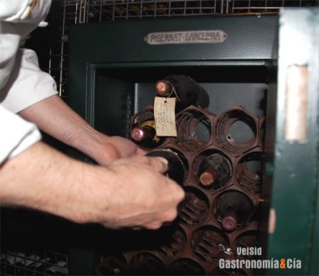 Caja fuerte con vinos