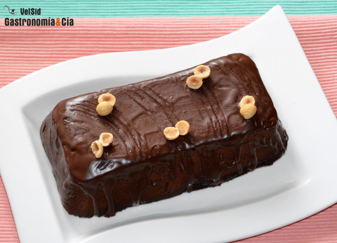 Cake de avellanas y chocolate sin azúcar y sin harinas