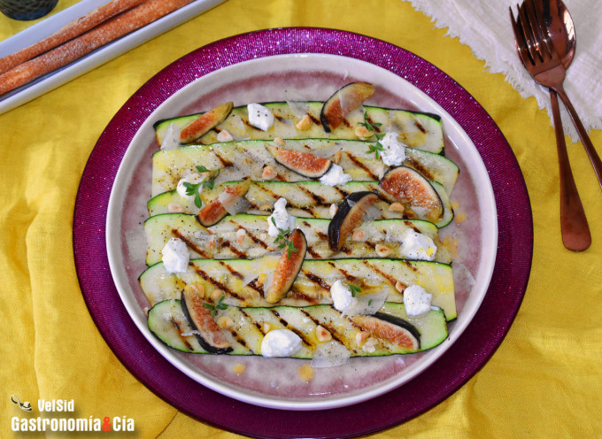 Calabacín a la parrilla con higos, avellanas y yogur