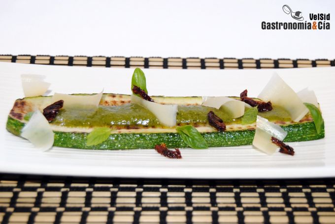 Calabacín a la parrilla con pesto y tomate seco