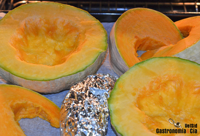 Calabaza asada con salsa cremosa de yogur, queso, pista