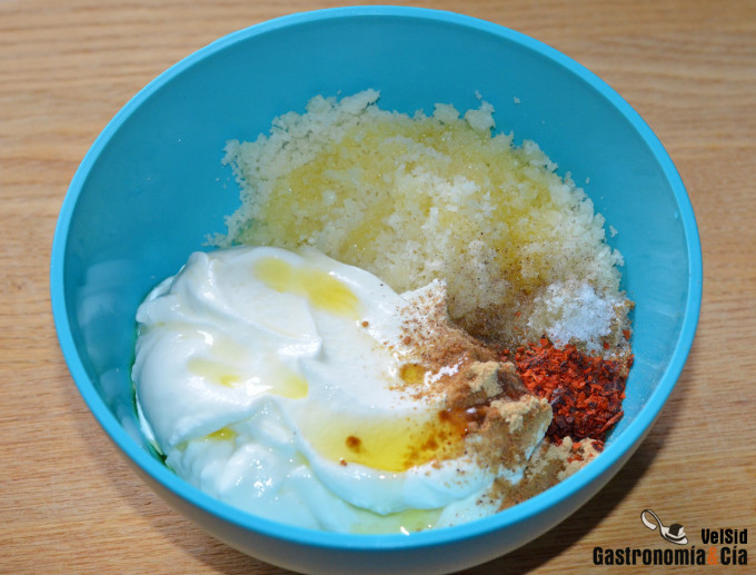 Calabaza asada con salsa cremosa de yogur, queso, pista