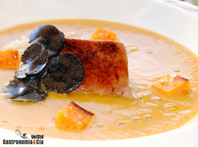 Crema de calabaza con foie mi cuit y trufa negra