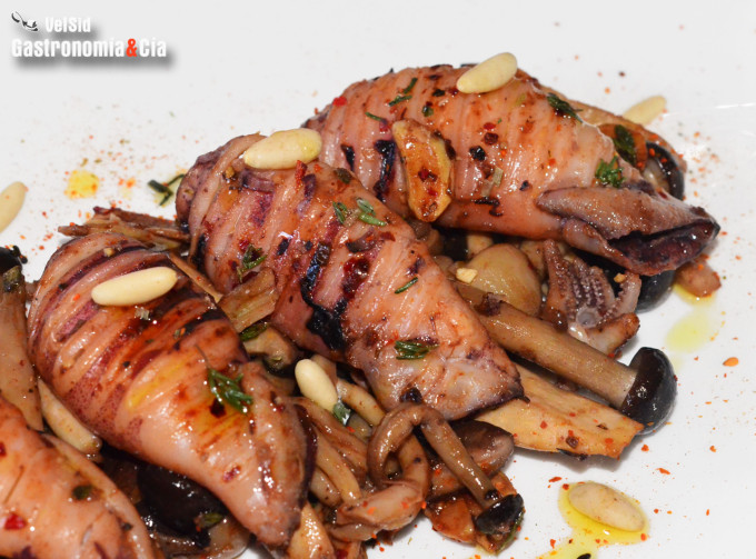 Calamares y setas frescas con piñones y tomillo