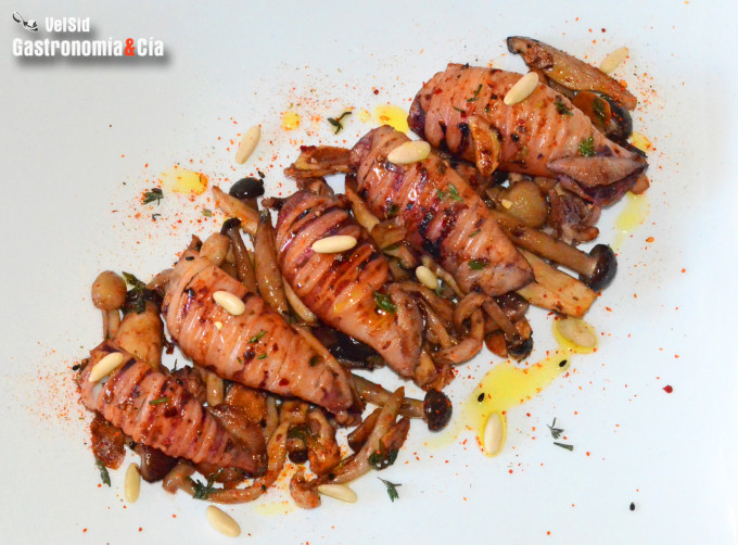 Calamares y setas frescas con piñones y tomillo