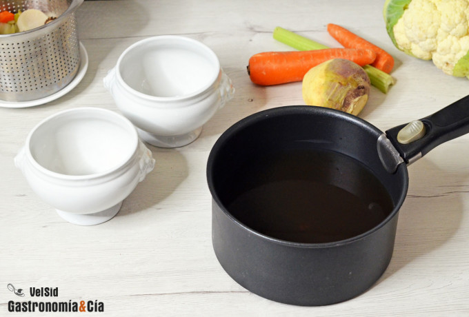 Caldo de verduras y boletus