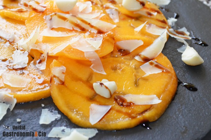 Caqui con queso manchego y nueces de macadamia