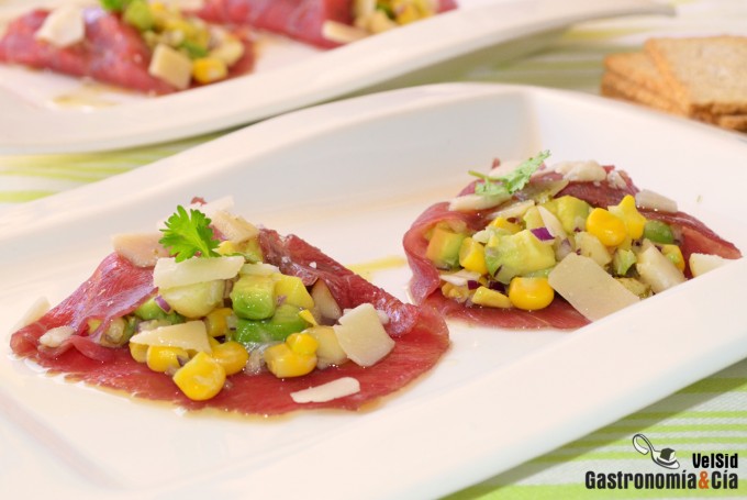 Carpaccio con aguacate, maíz y parmesano