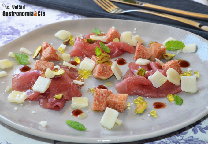 Carpaccio de ternera con brevas y sriracha
