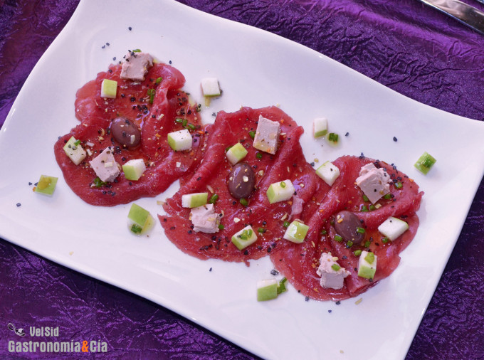 Carpaccio con bloc de foie, aceituna esférica y aderezo