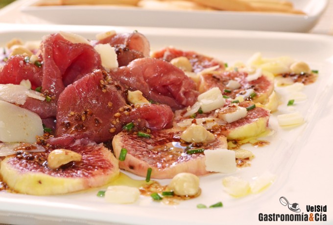 Carpaccio de ternera con higos y vinagreta de mostaza