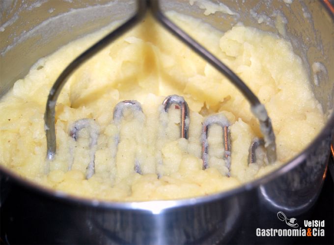 Carrilleras con patatas torneadas y chalotas