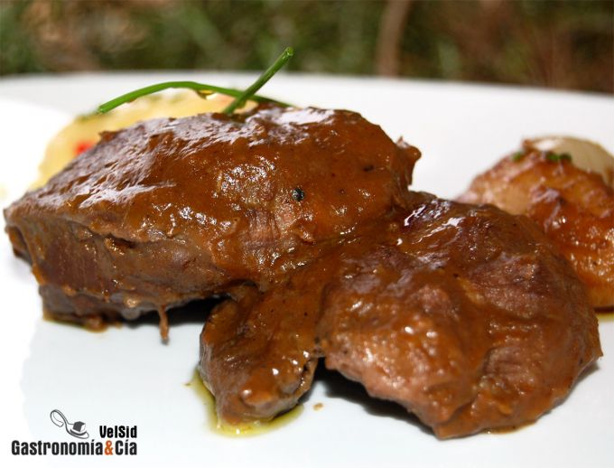 Carrilleras con patatas torneadas y chalotas