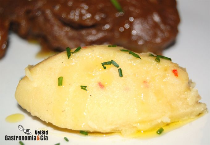 Carrilleras con patatas torneadas y chalotas