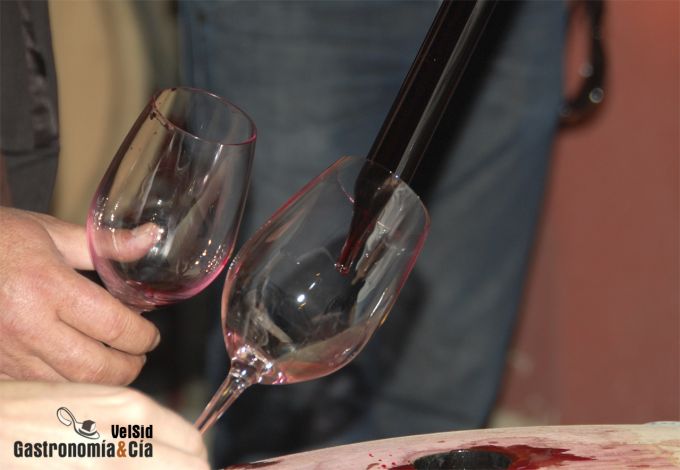 Detalle de la cata de vino en rama