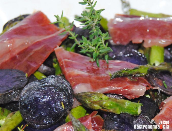 Cazuelita de espárragos, jamón y patata violeta
