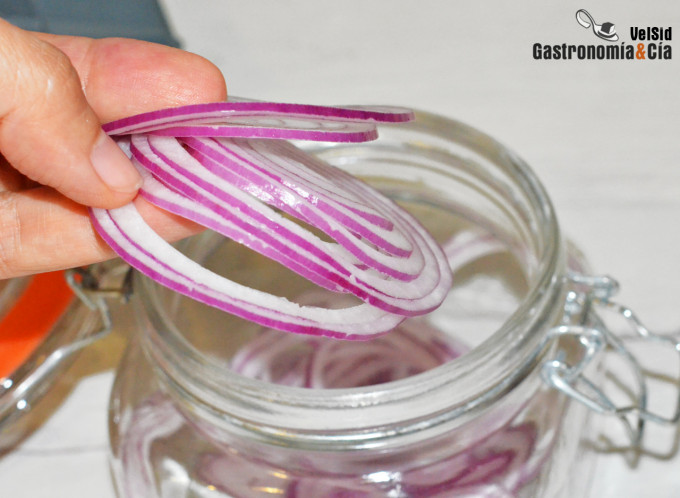 Cebolla marinada con lima y aove