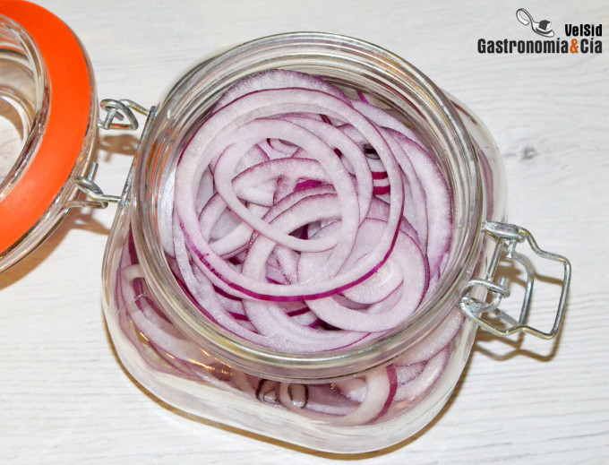 Cebolla marinada con lima y aove