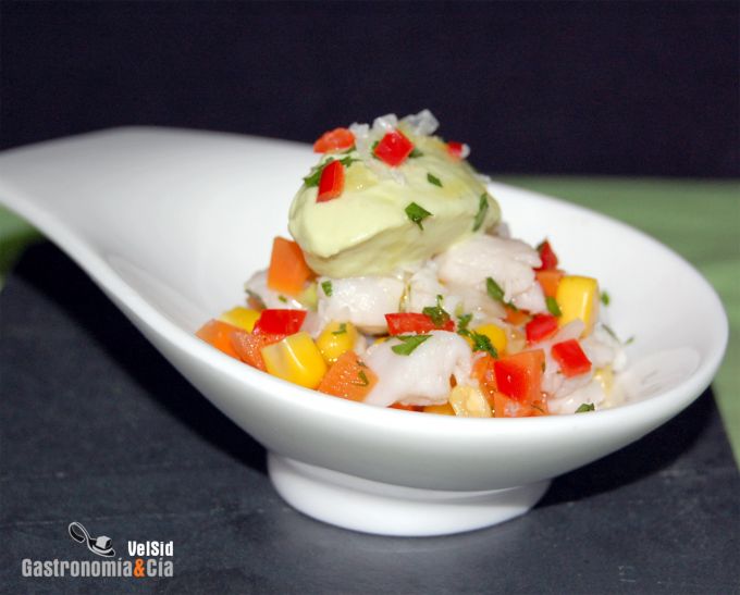 Ceviche de pescado con helado de aguacate