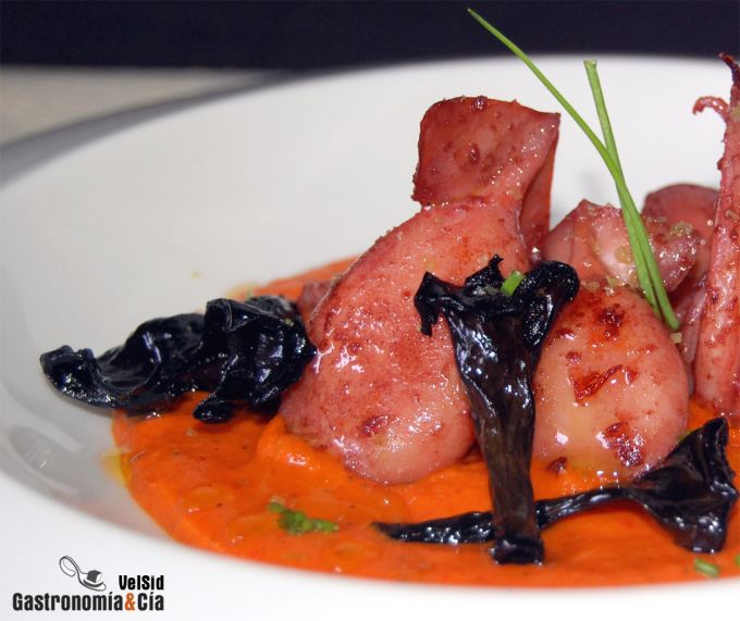 Chipirones con salsa de pimientos y trompetas de la mue