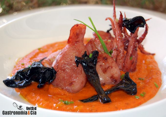 Chipirones con salsa de pimientos y trompetas de la mue
