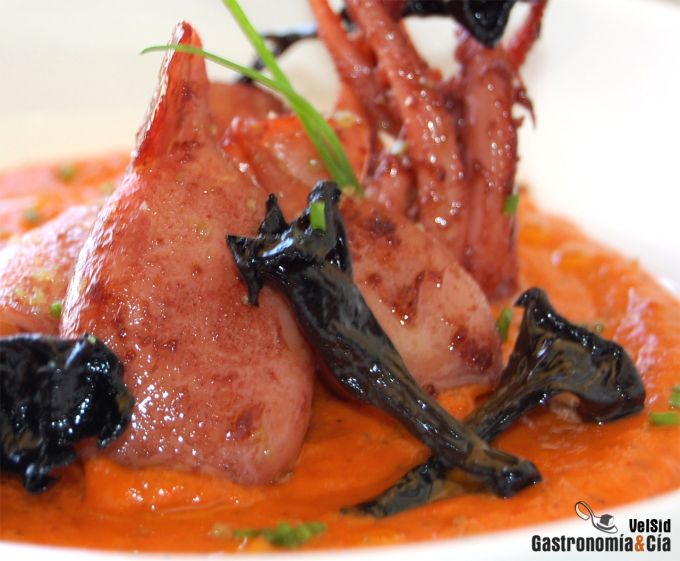 Chipirones con salsa de pimientos y trompetas de la mue