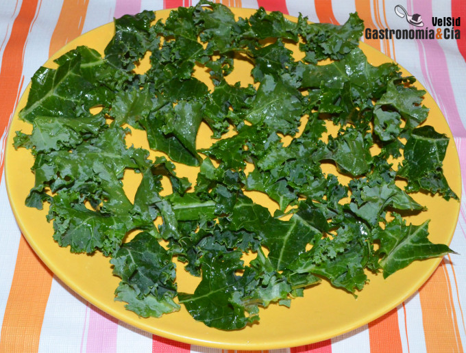 Cómo hacer chips de kale en el microondas