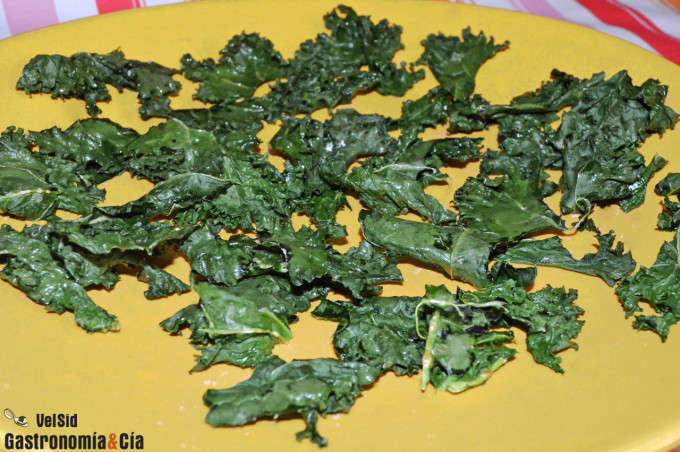 Cómo hacer chips de kale en el microondas
