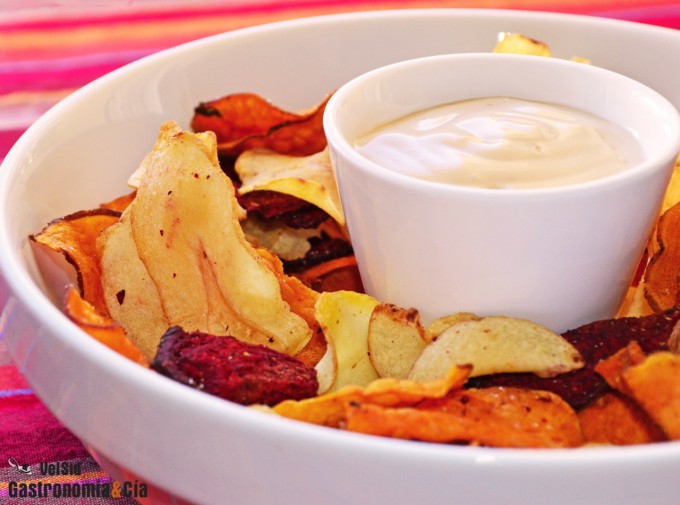 Chips de vegetales con salsa de Cabrales