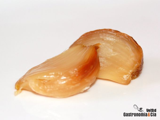 Coca de berenjena con ajo asado y sepionets