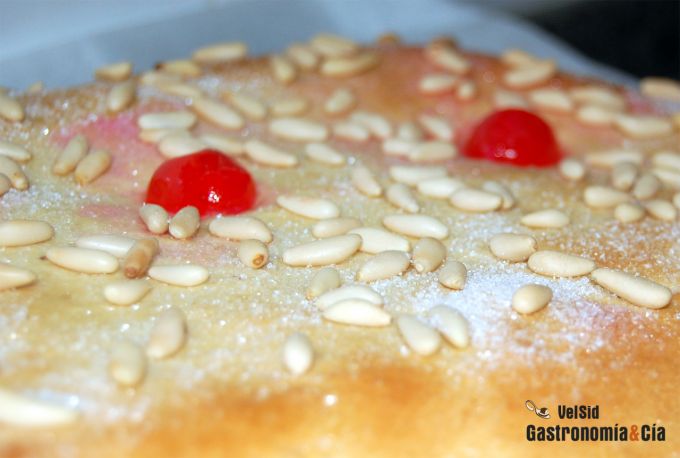 Coca de San Juan con crema y piñones