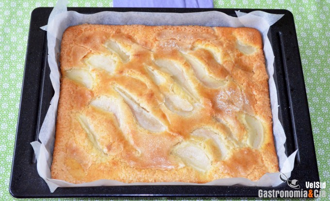 Coca de llanda con peras y anís
