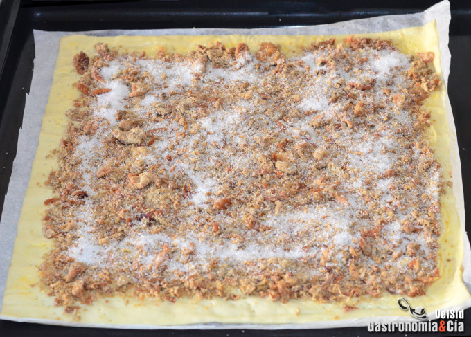 Coca de llardons o chicharrones (con hojaldre)