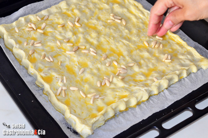 Coca de llardons o chicharrones (con hojaldre)