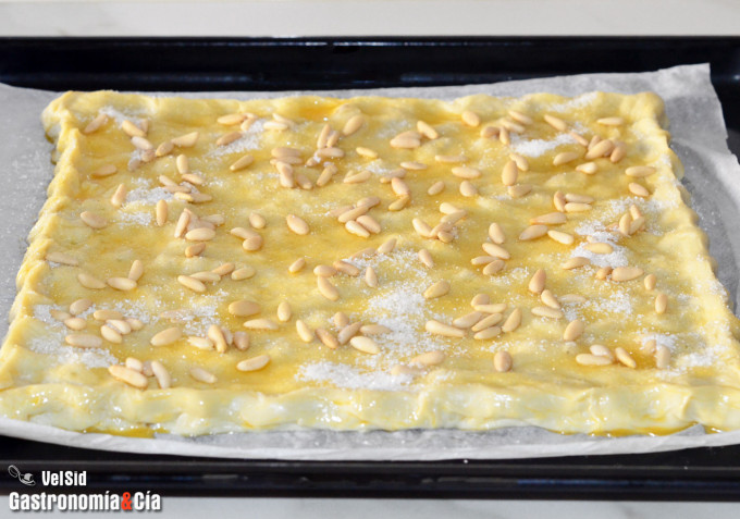 Coca de llardons o chicharrones (con hojaldre)