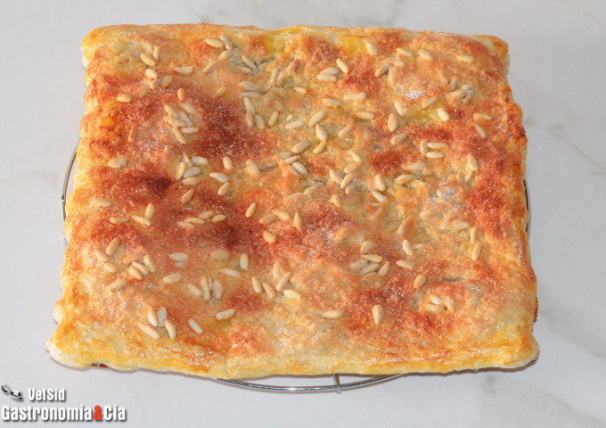 Coca de llardons o chicharrones (con hojaldre)