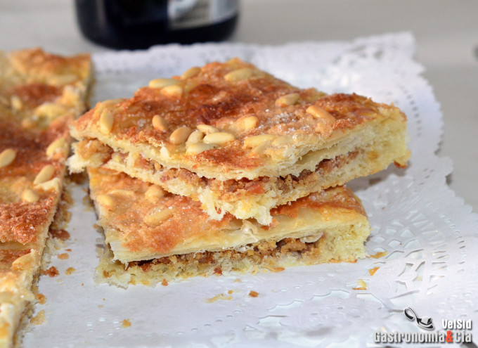 Coca de llardons o chicharrones (con hojaldre)