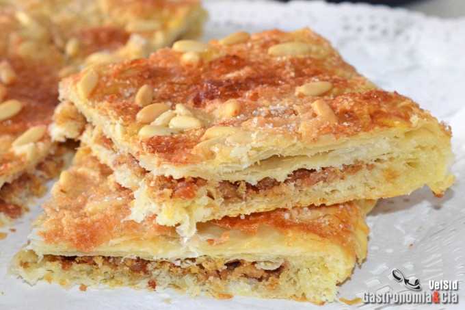 Coca de llardons o chicharrones (con hojaldre)