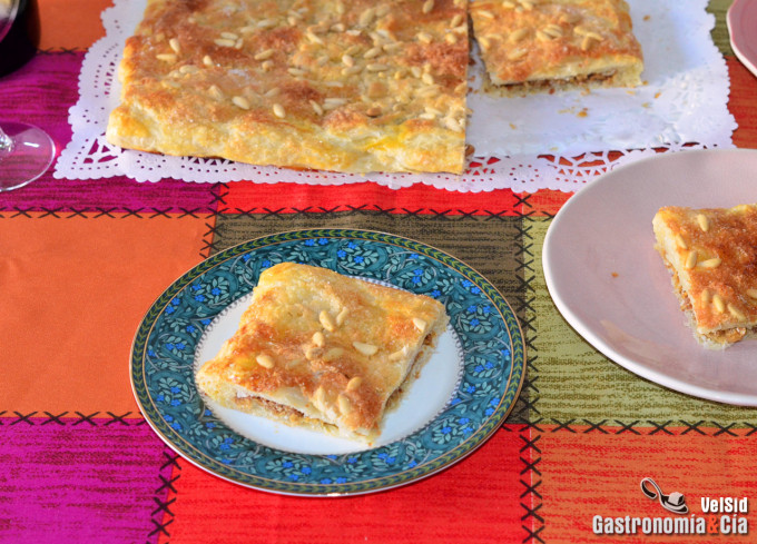 Coca de llardons o chicharrones (con hojaldre)