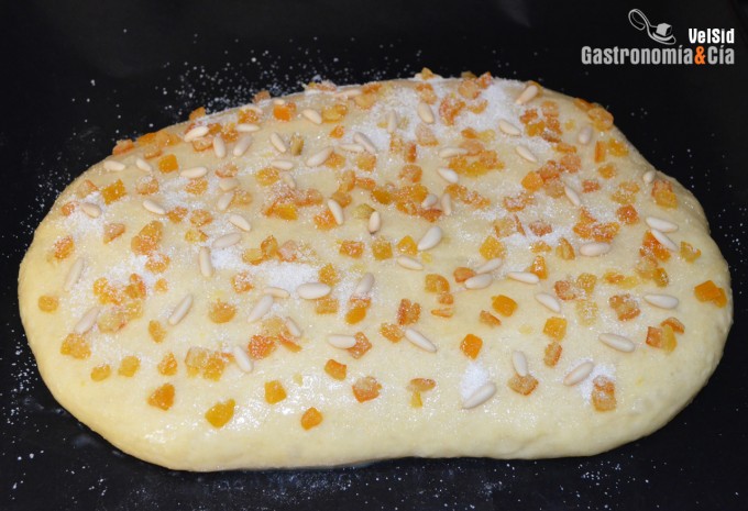 Coca de San Juan de chocolate y naranja