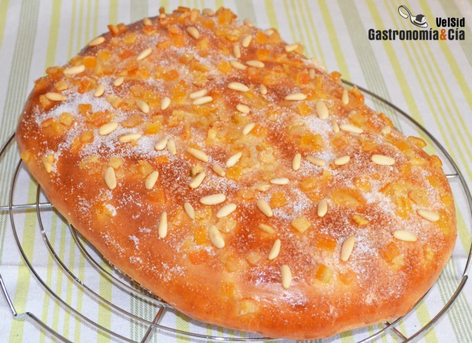 Coca de San Juan de chocolate y naranja